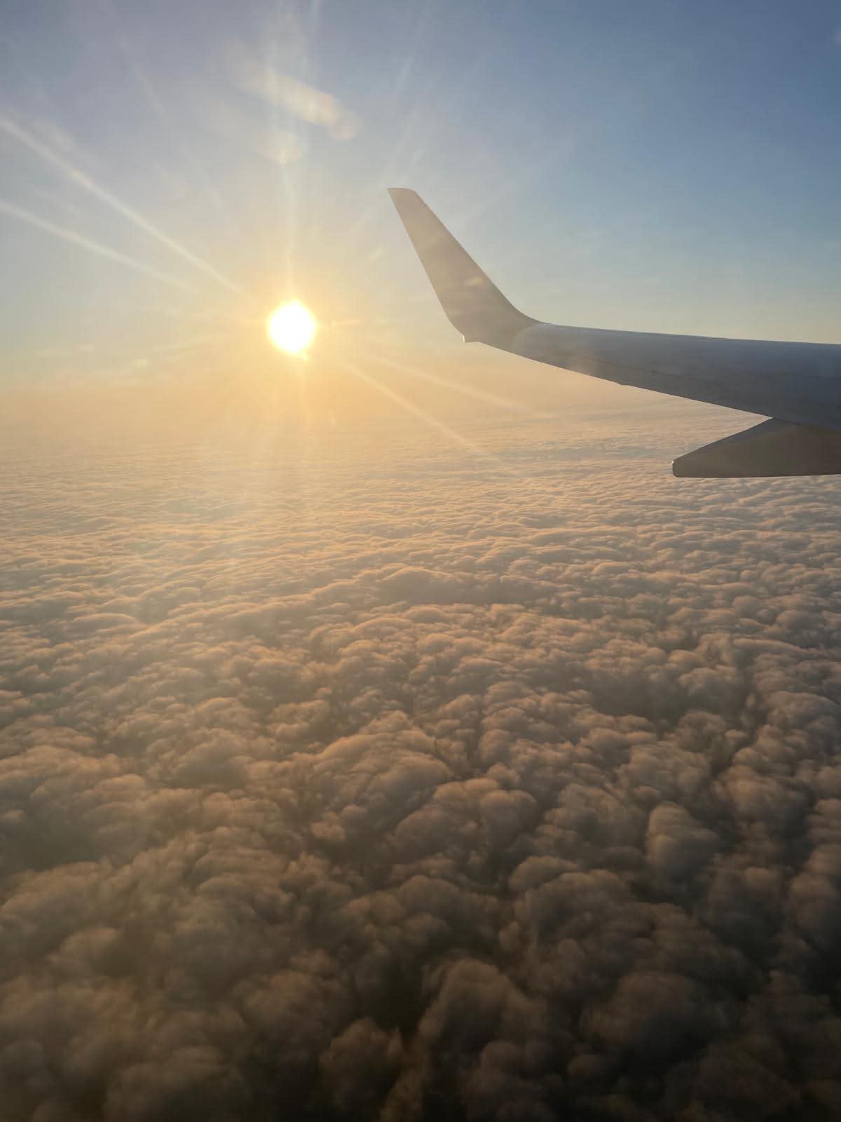 Vue du lever de soleil depuis un avion en route vers l'Australie