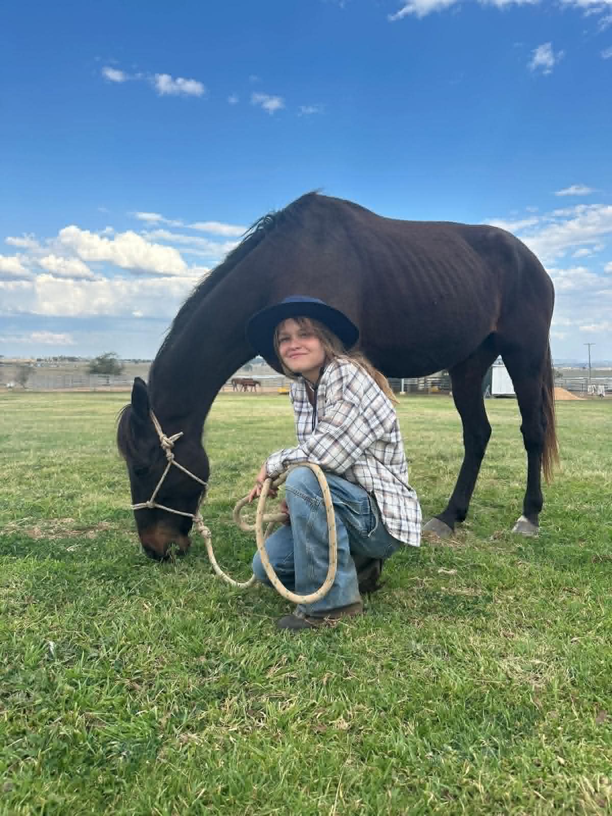 Inès avec un cheval dans une ferme australienne