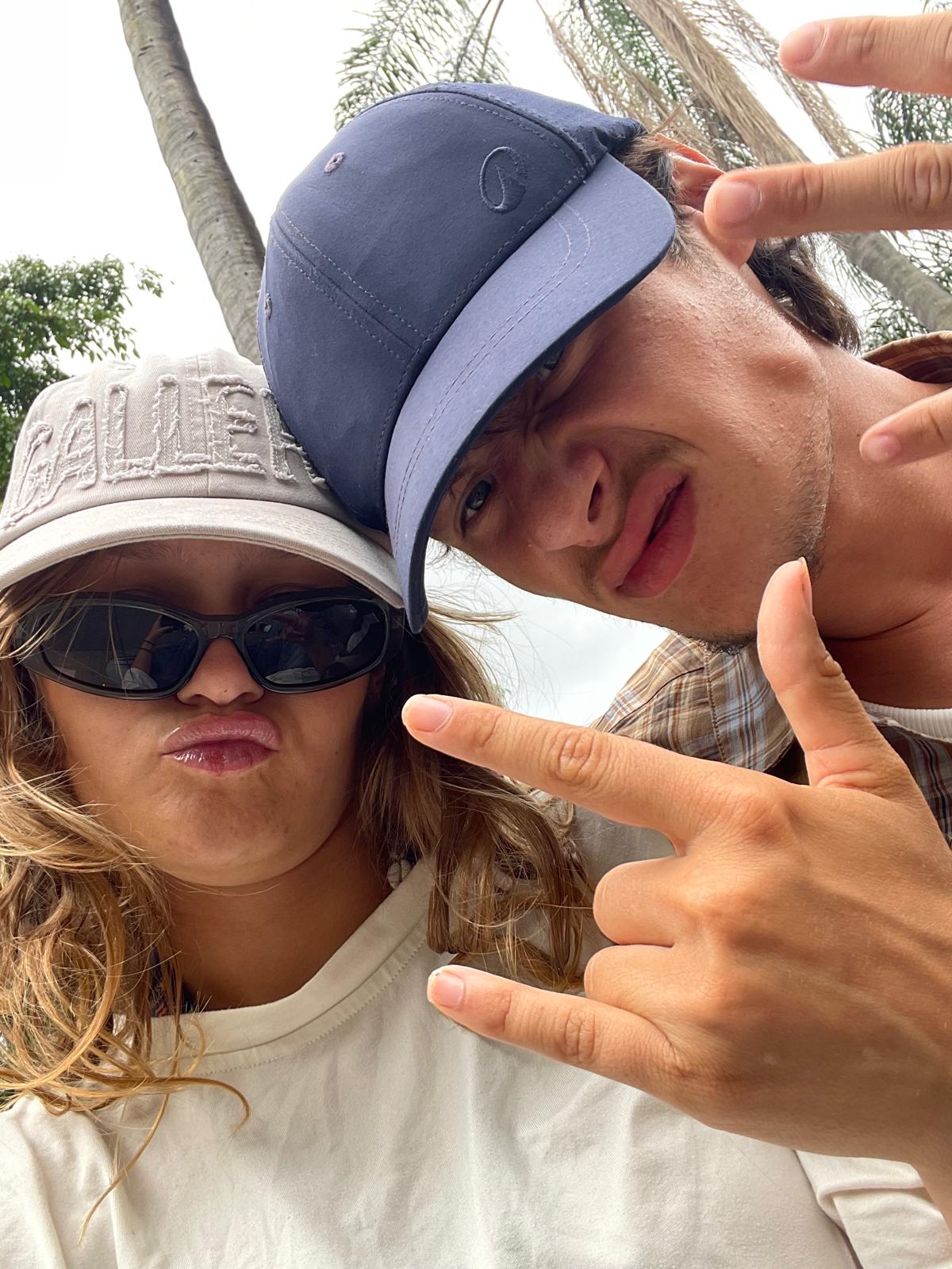 Inès et Lorenzo avec leurs casquettes pendant leur voyage